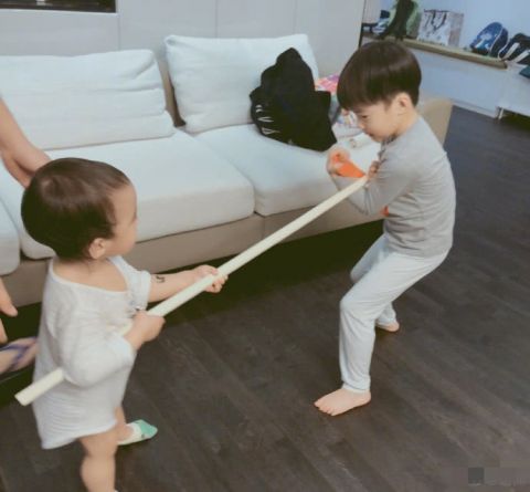  『孩子们』吴京赤脚扮恐龙逗俩儿子开心，棒棒糖缩着脖子吓一跳，老父亲带娃太难了