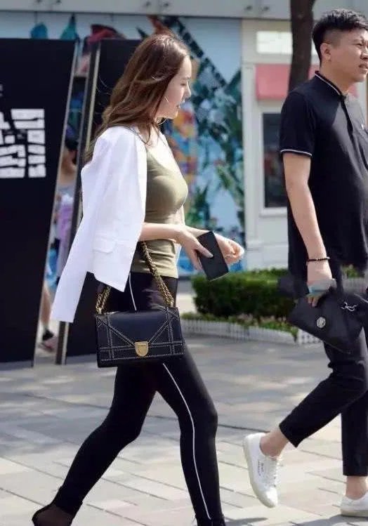 气质小姐姐身穿黑色的紧身裤秀出迷人丰腴的双腿