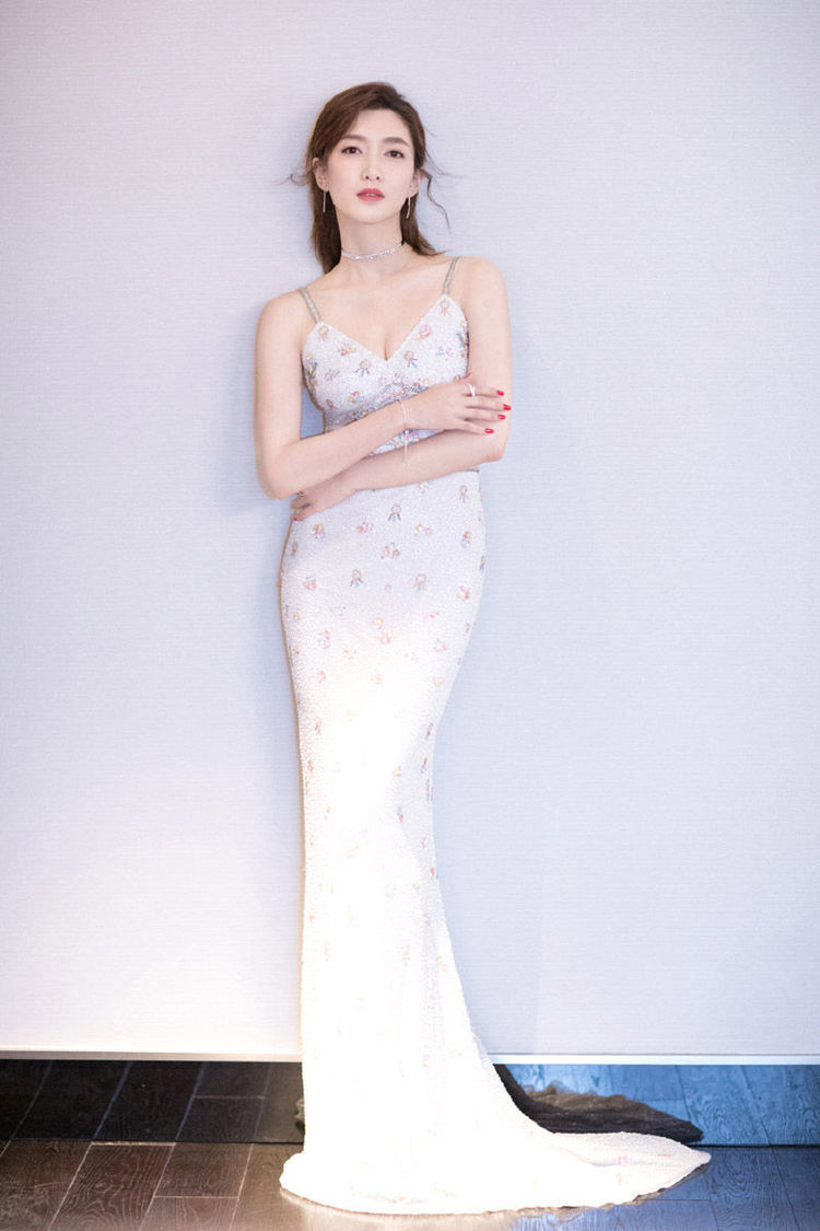 江疏影真厉害，抹胸长裙凸显玲珑曲线，身材不输维密超模