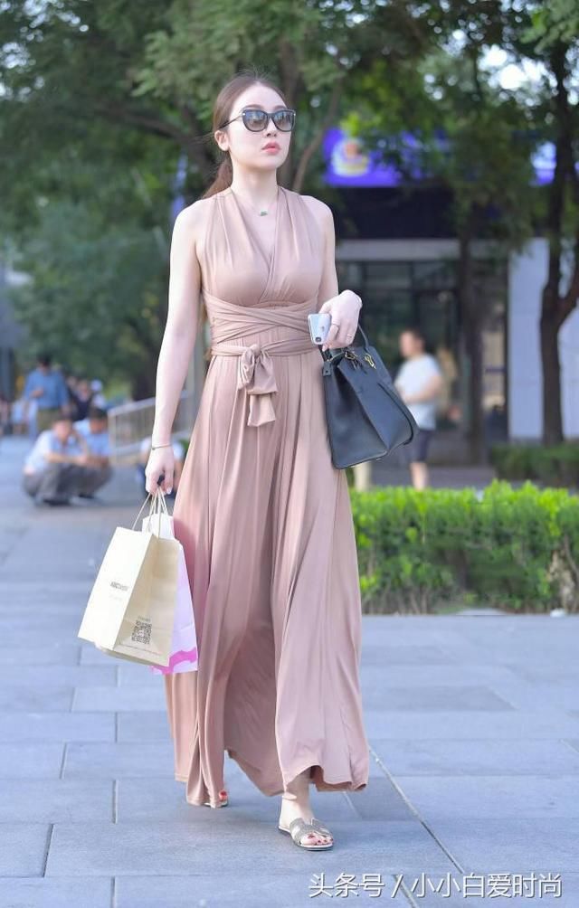 美女身穿深V沙滩裙露美背，清新不张扬的性感充满诱惑力！