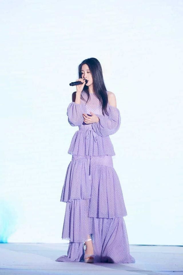 张碧晨不仅是实力歌者，还是艺术爱好者，网友：看她裤子就知道了