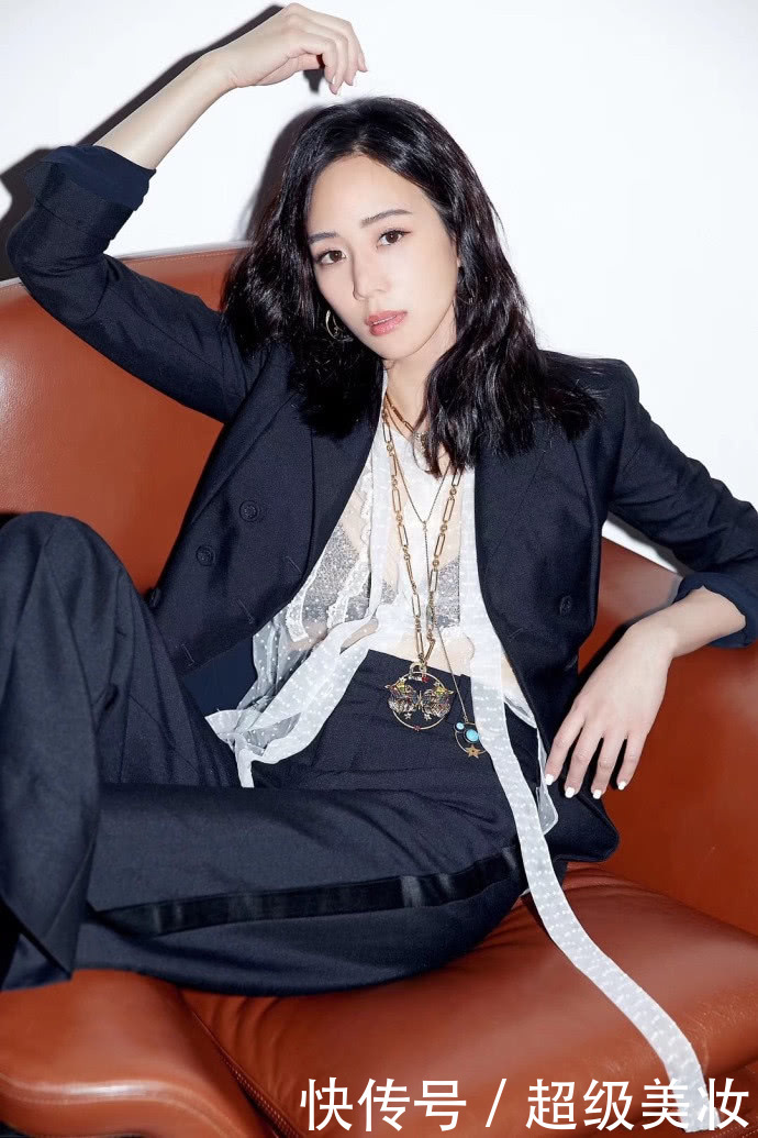 张钧甯真会搭，西装下穿光面打底裤也不丑，网友：这腿我服了！