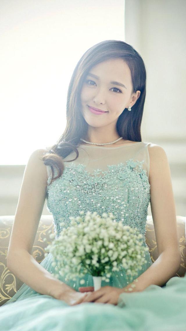 唐嫣齐刘海配连衣裙清新如少女，难怪范冰冰和baby也换了同款造型