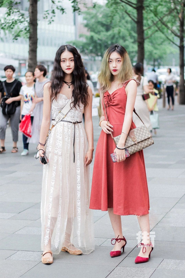 街拍：闺蜜逛街，一个比一个漂亮，她们是街上最靓丽的风景线！