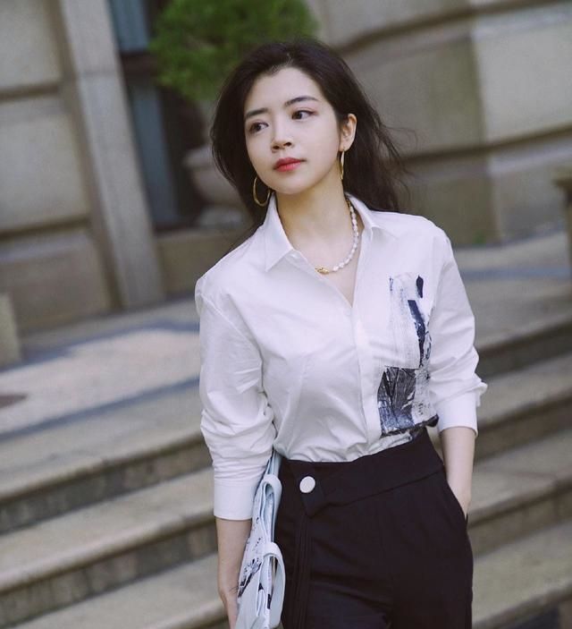  [不失]小姐姐这身很韩范,棉服配格子衬衣,有格调又不失层次感