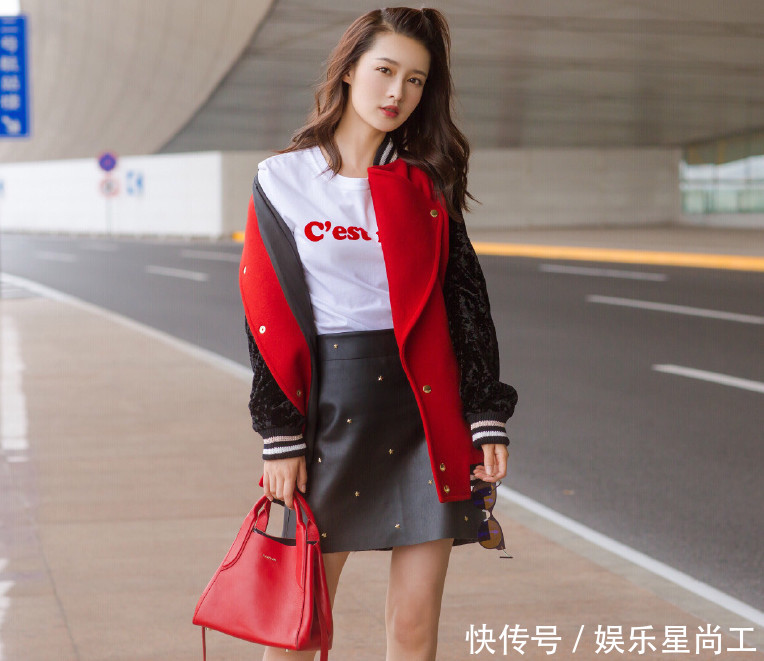 李沁穿的鞋子太小了？脚后跟都快踩到地上了，为啥不换双鞋！