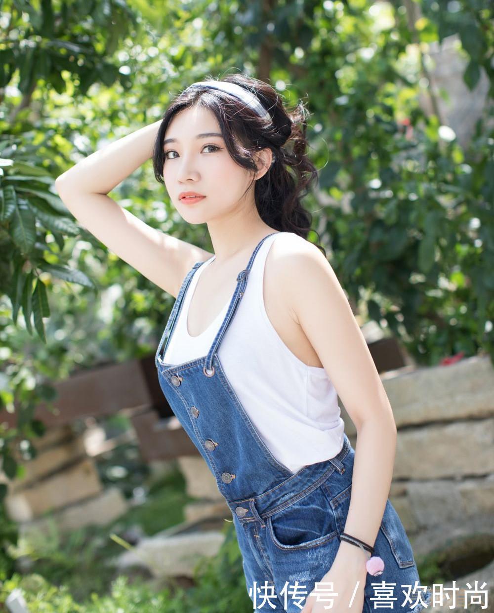 街拍时尚妹子演绎最美街头搭配, 牛仔紧身短裤凸显撩人白皙美腿