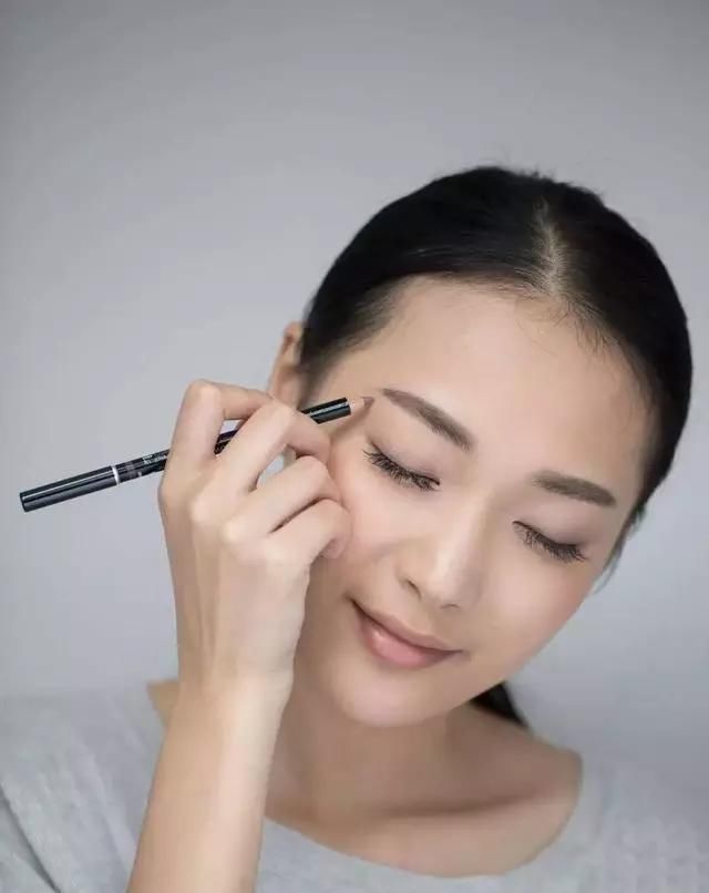  「出门」名门泽佳为何女生出门都要化妆?拥有有效精致的妆容才会更加自信