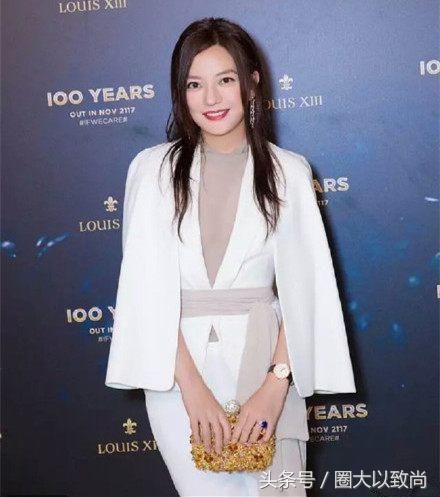 40岁刘涛和42赵薇，2岁的差距同穿白色，气质却不止差一丁半点！