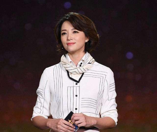 「岁时」董卿20岁时照片曝光,满脸的胶原蛋白,全身散发书香气