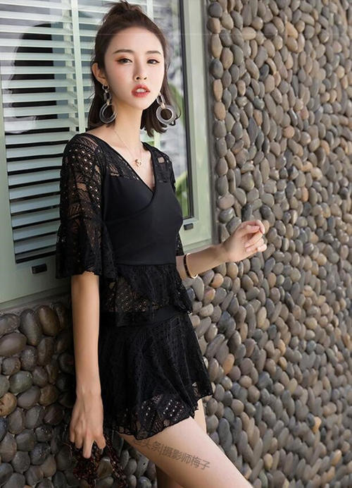 美女穿上泳衣肌肤被衬托的更加白皙，增加了美女的形象气质