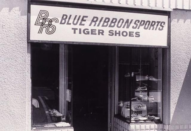 看完懵逼了！Nike 历史上最早的 Logo 竟然长这样！