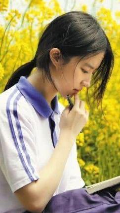 看了杨超越的校服照，终于知道为什么有人说她像16岁的刘亦菲了