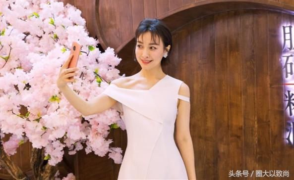 潮了的吴昕和胖了的陈妍希，同穿露肩裙，网友:手臂差8斤肉不止