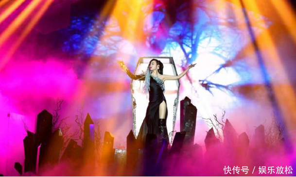 33岁张靓颖穿黑色开衩裙亮相，尽显成熟女性的魅力