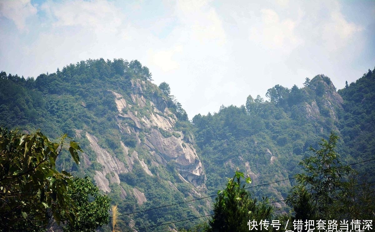 美丽的山村，家家户户建楼房，有一种建筑却造在悬崖峭壁上