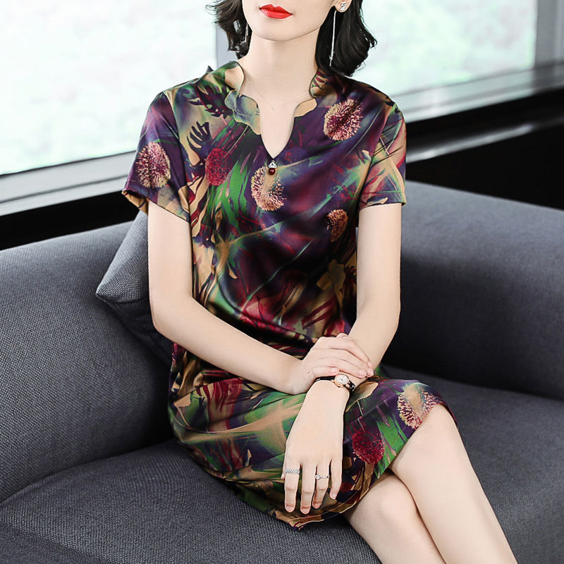 哇塞!新出的连衣裙，比旗袍还优雅，50岁妈妈穿上美的让人心醉