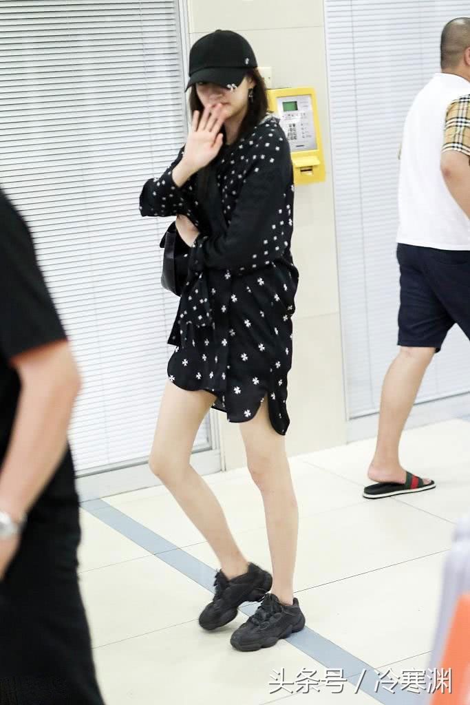 关晓彤打扮奇特亮相机场，大长腿被吐槽!网友:你到底是冷还是热