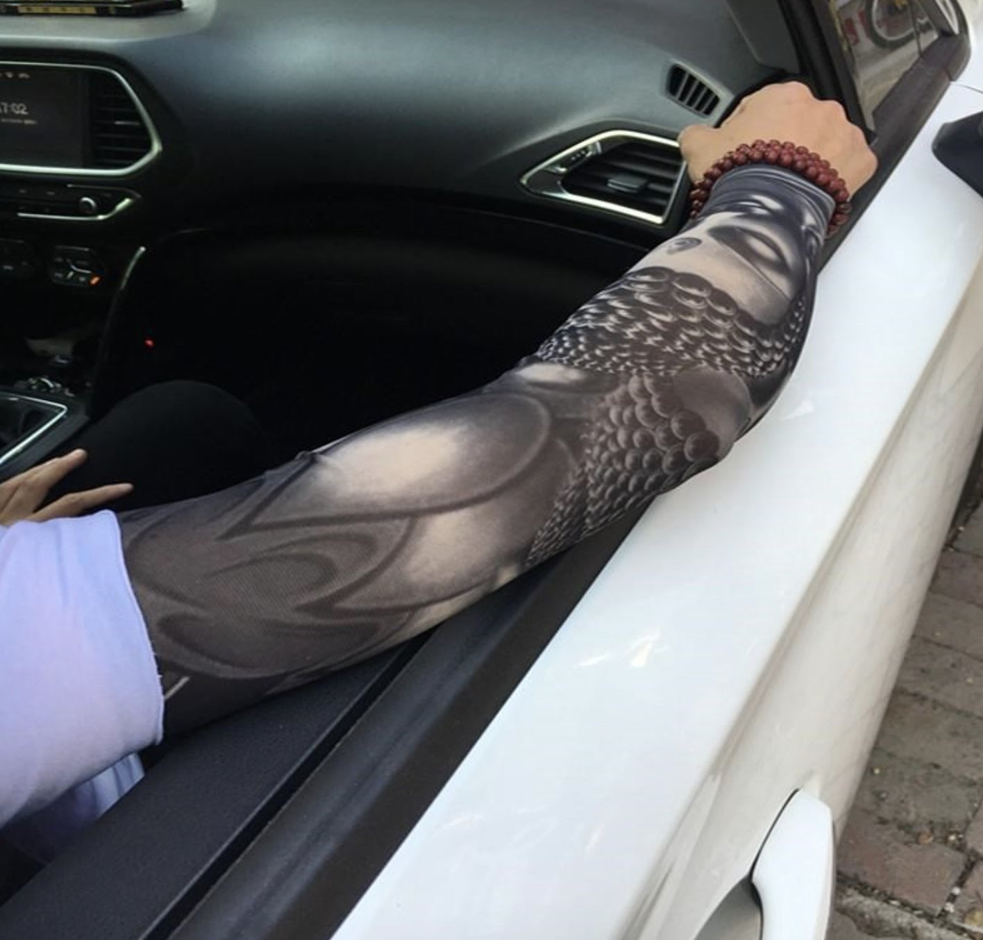 纹身狂人一年花10万元将全身纹满，太费钱，下面几块钱就搞定