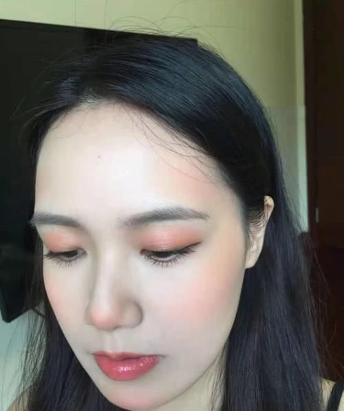  「荧光」一支荧光橙口红完成全脸妆容，开头：开玩笑？结局：大神，求教程