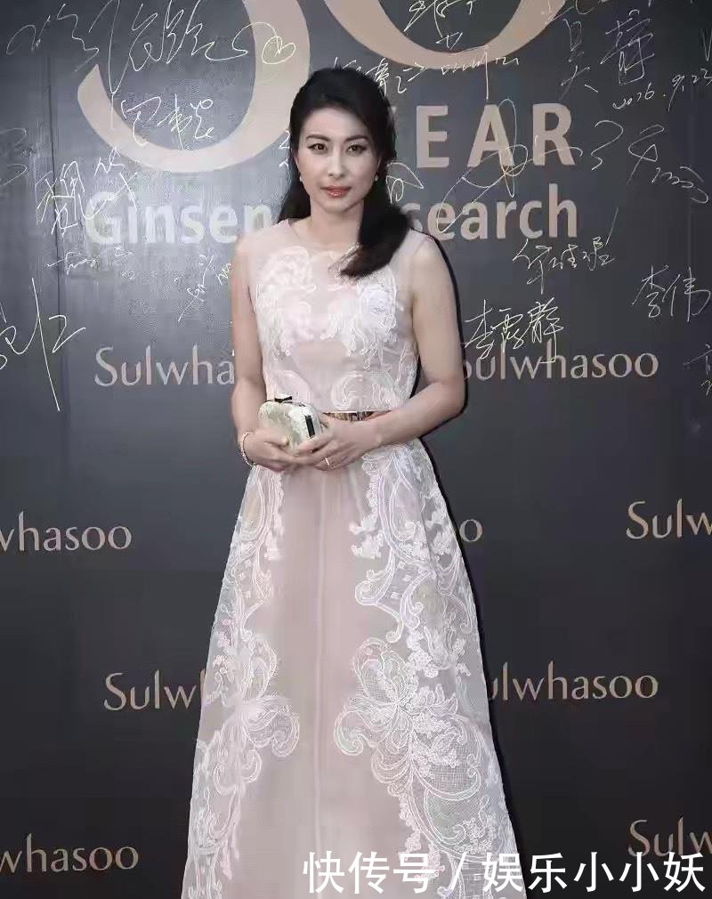  「高调」阔太郭晶晶终于高调！一袭亮片旗袍亮相，尽显雍容复古