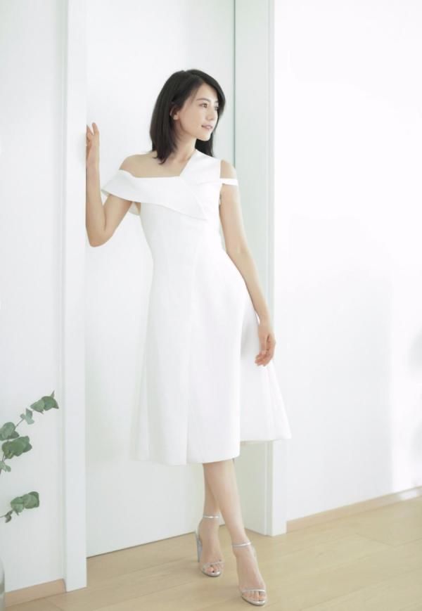 离开精修的高圆圆，一袭吊带裙话筒全程挡胸口，皱纹简直不能瞧