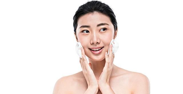  [洗面奶]为什么爽肤水不能用手涂,而要用化妆棉涂?今天终于明白了!