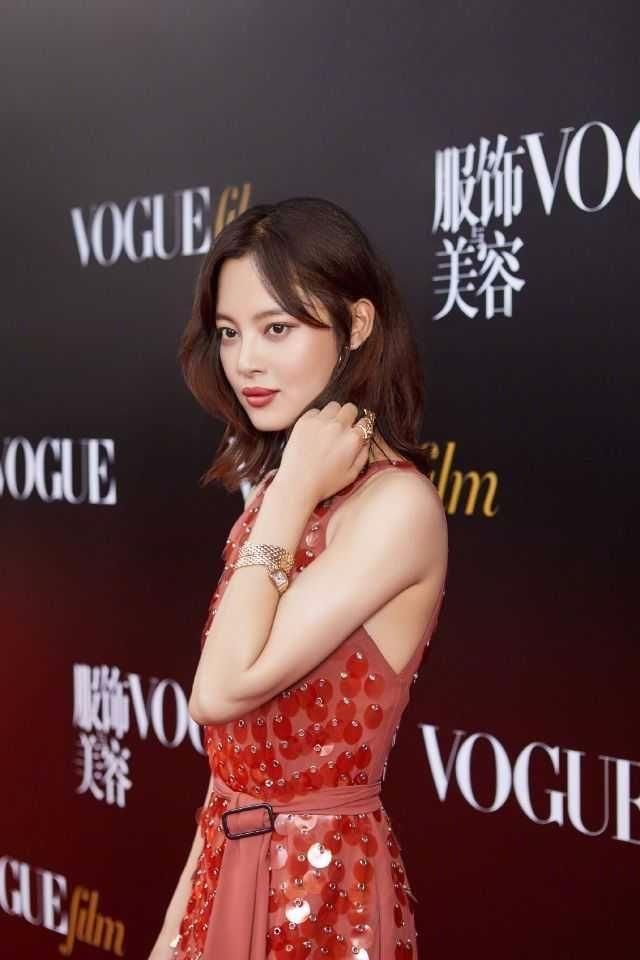 辛芷蕾不愧是高级脸代表，一件脏橘色裙也能穿出别样美感！