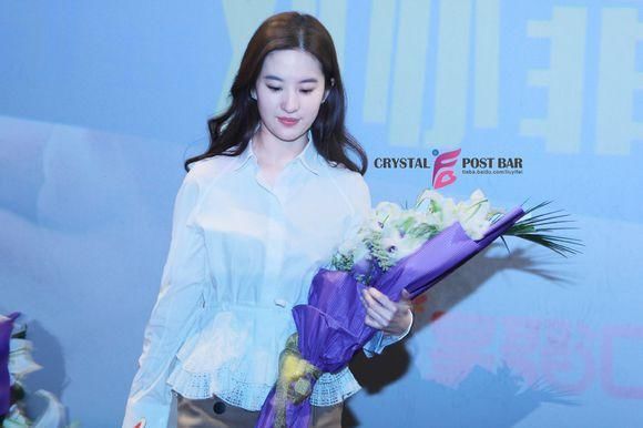 杨幂花式百搭，周冬雨思路清奇，穿白衬衫最好看的女星都有谁?