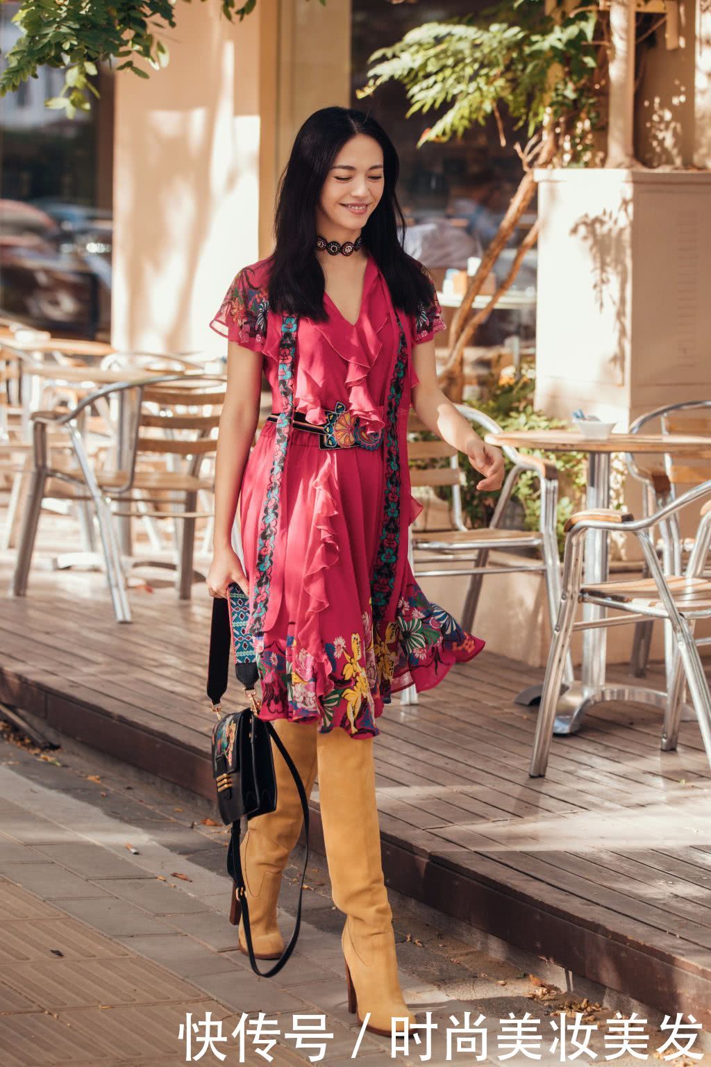 姚晨穿印花裙出街，脚却穿了双过膝长靴，网友：你是冷还是热啊？