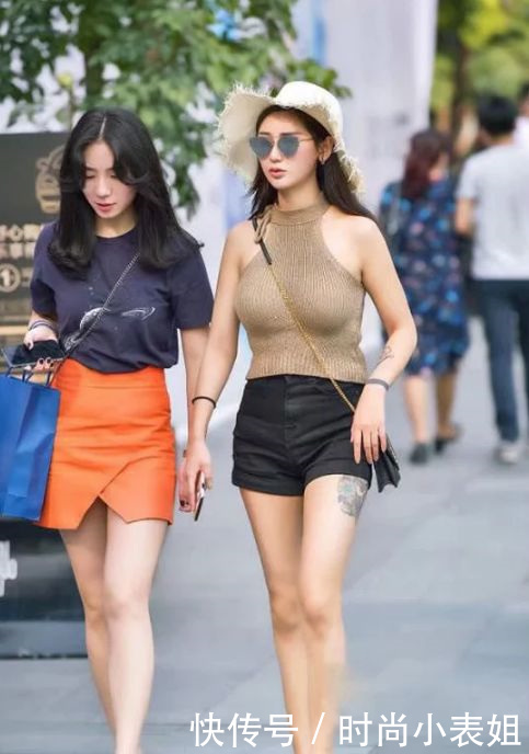 女神街拍：漂亮的紧身牛仔裤小姐姐，穿出时尚女神范儿