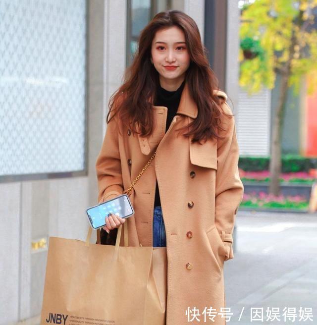 感染力■街拍小姐姐穿着黑色网纱的仙女裙,太有感染力了