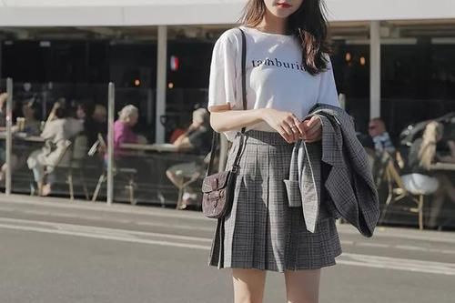  清爽：今年别穿风衣了，小西装让你清爽迷人，搭配裙装清新时尚