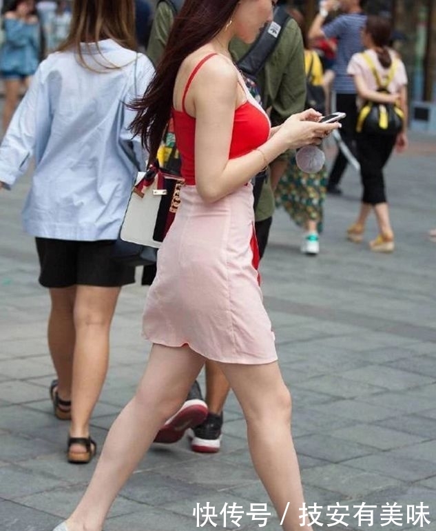  舒适：简约缎面连衣裙，舒适有气质，尽显年轻辣妈的时尚品位