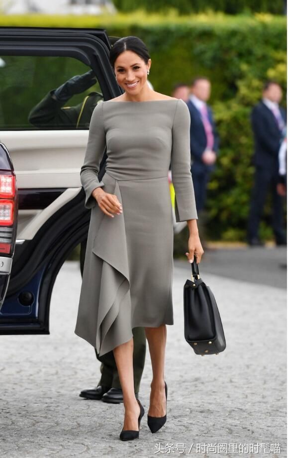 哈里王子与妻子现身伦敦！梅根穿脏粉连衣裙很时尚，但是很显黑！