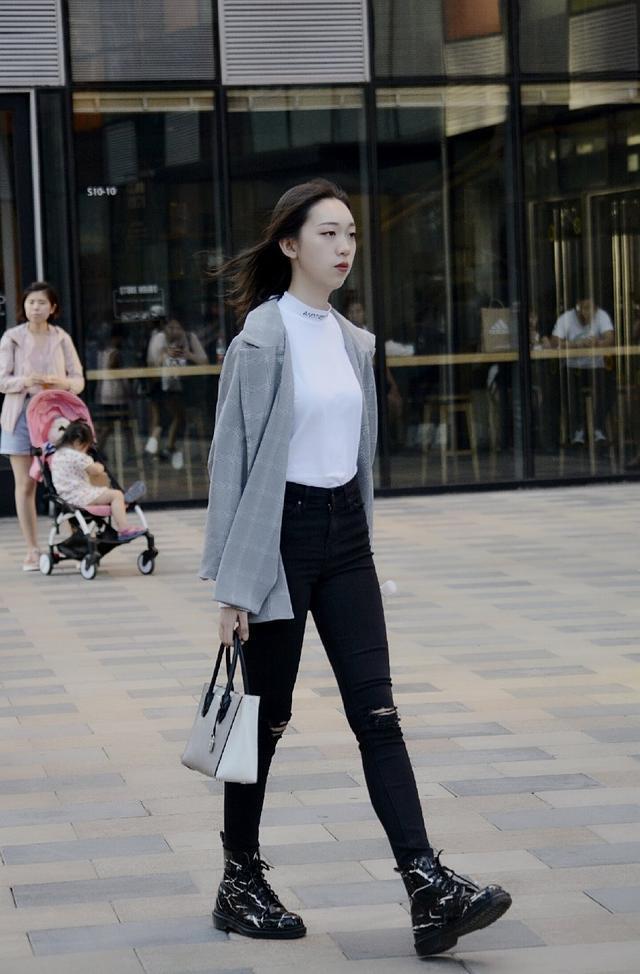 街拍：魅力四射的美女，一双性感热辣美腿撩人