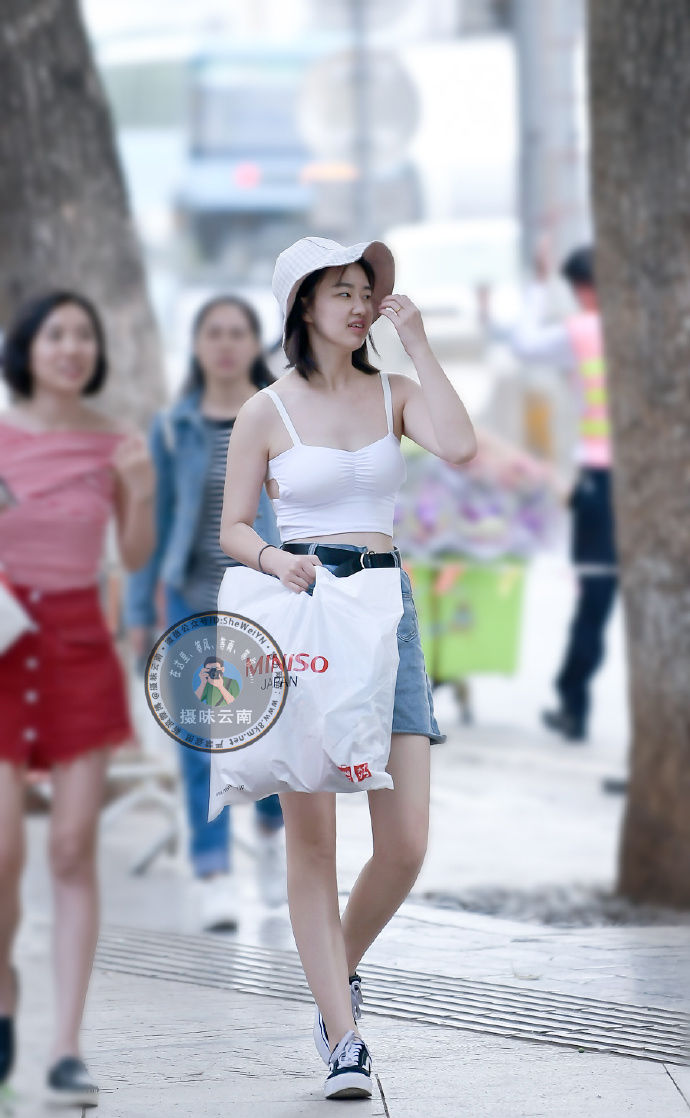 街拍成都:时尚的穿搭，经的起岁月的洗礼，展示经典的美!