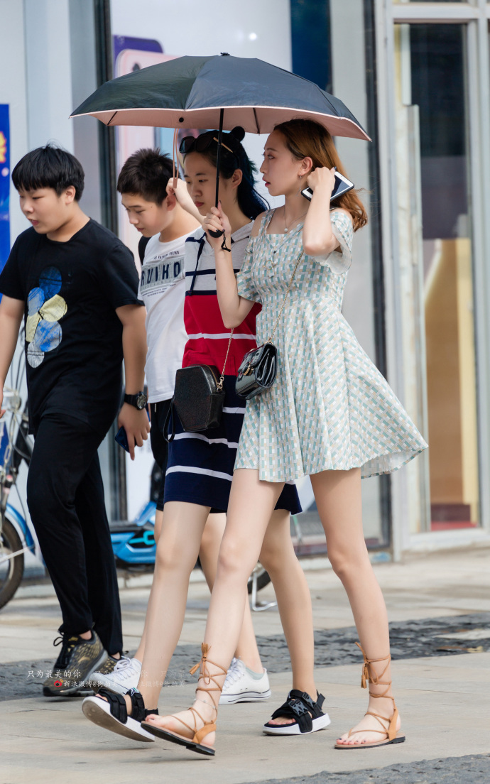 路人街拍，很普通的一件连衣裙，咋就觉得这么好看呢