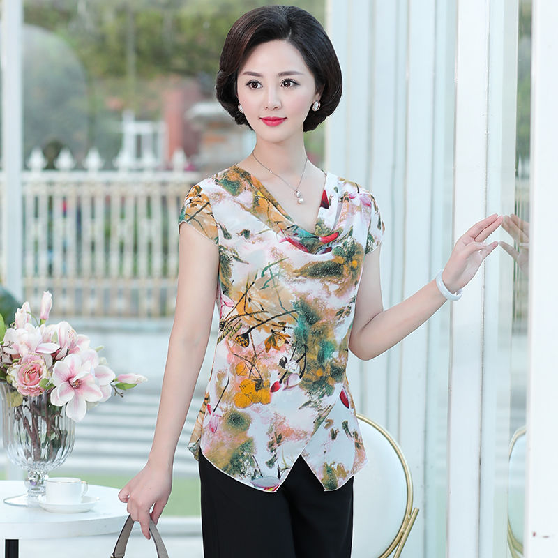 3分长相7分打扮!53岁妈妈穿这时髦套装，清新减龄，忒惹眼