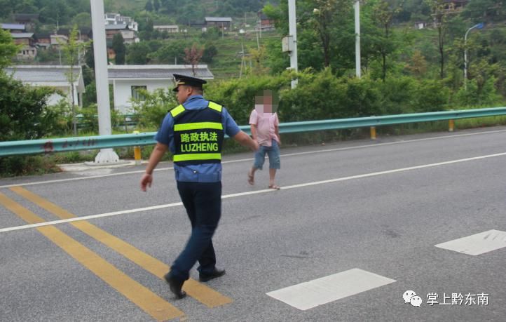 「男子」惊险！一男子横穿高速公路抄近道？勿拿生命走“捷径”！