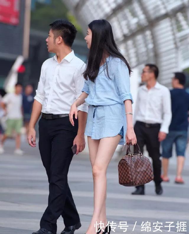  『尽显』美女搭配一双高跟鞋，既性感又带着魅力，尽显了身材的优点