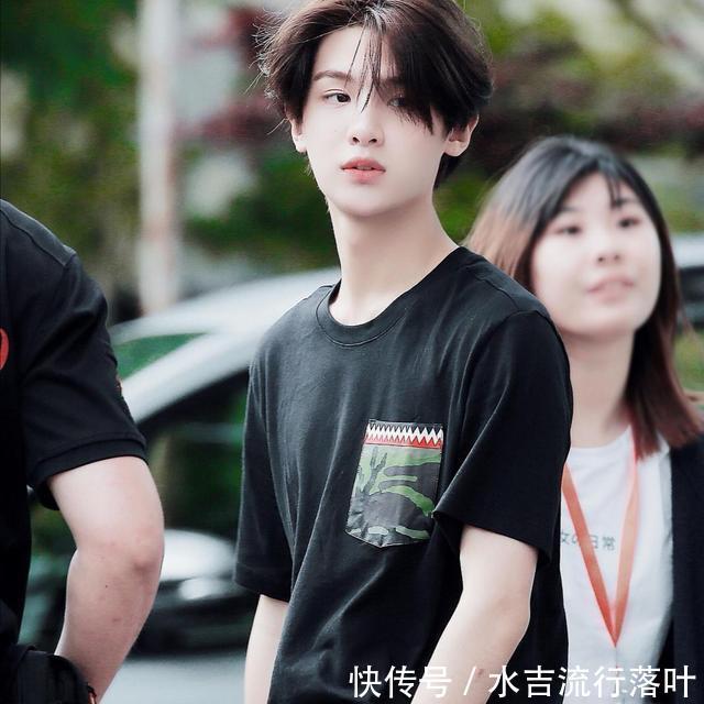  打造@林彦俊打造居家休闲装扮，温暖阳光，黄明昊穿牛仔单品帅气时尚