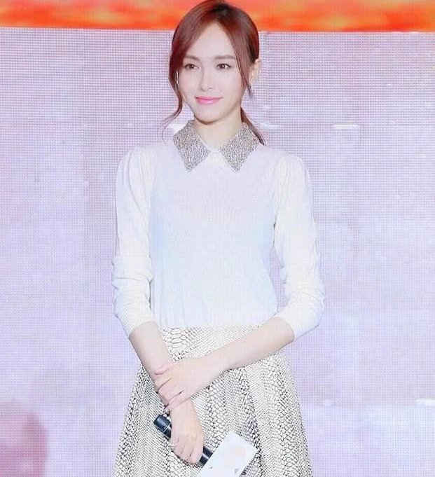 唐嫣太调皮了，竟把“脚铐”当鞋子穿，网友:这筷子腿我也想要!