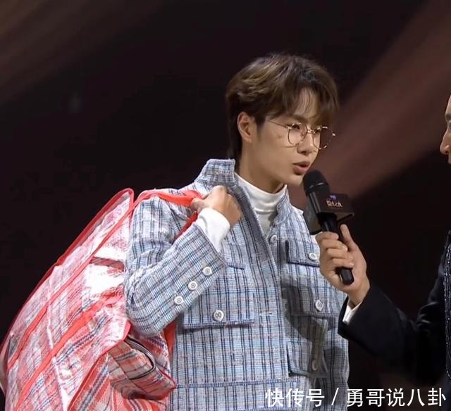 微博之夜王一博带眼镜