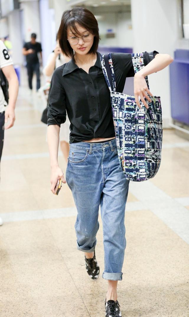 几年前郑爽还穿高跟鞋, 美的妩媚, 如今穿平底鞋随性自然!