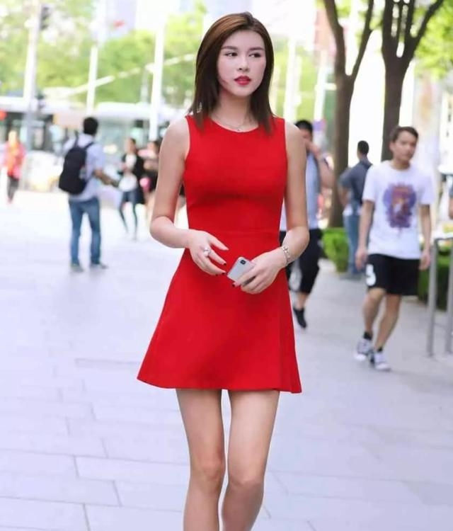  看起来■路人街拍,美女黑色的背心搭配柔美的白色裙子,亲和力十足
