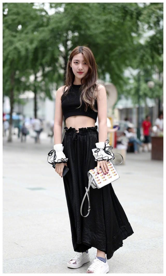 街拍：图1性感妖娆，图2白T恤，图3高开叉裙摆诱惑！