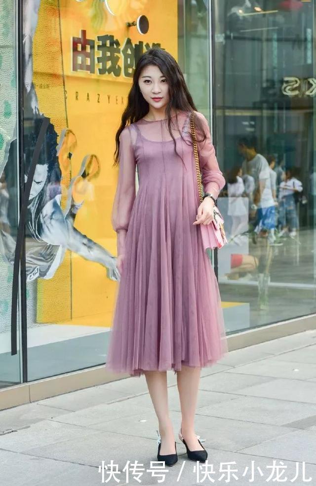  『美女』街拍：美女浅紫色的网纱连衣裙搭配着一双黑色的尖头高跟鞋，气质优雅