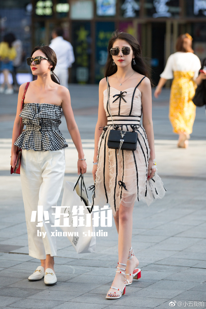 重庆街拍,拥挤的人群中,一眼遇见格外引人注意的你