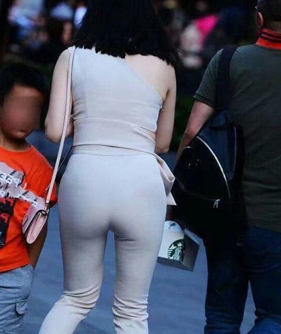 黑色打底裤配白色上衣，整个人看起来非常精气神